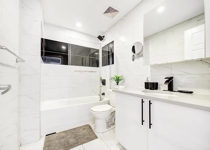Glamorous 2-Bedroom Condo In Downtown Montreal 206