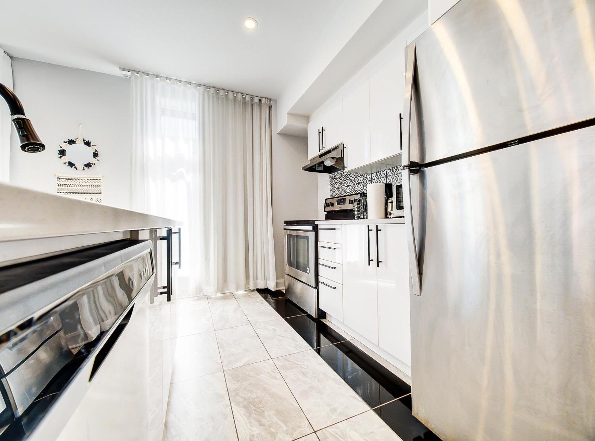 Glamorous 2-bedroom In Downtown 206 Apartment
