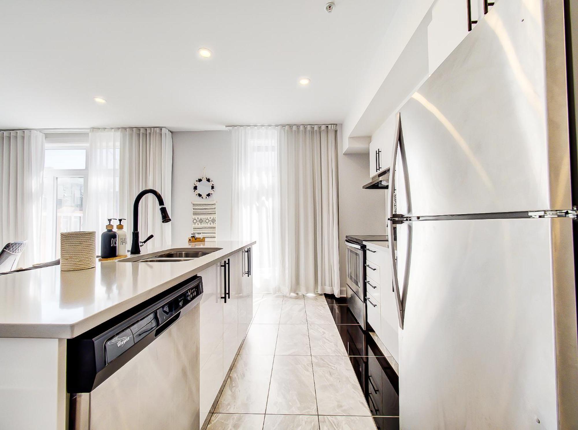Glamorous 2-bedroom In Downtown 206 *