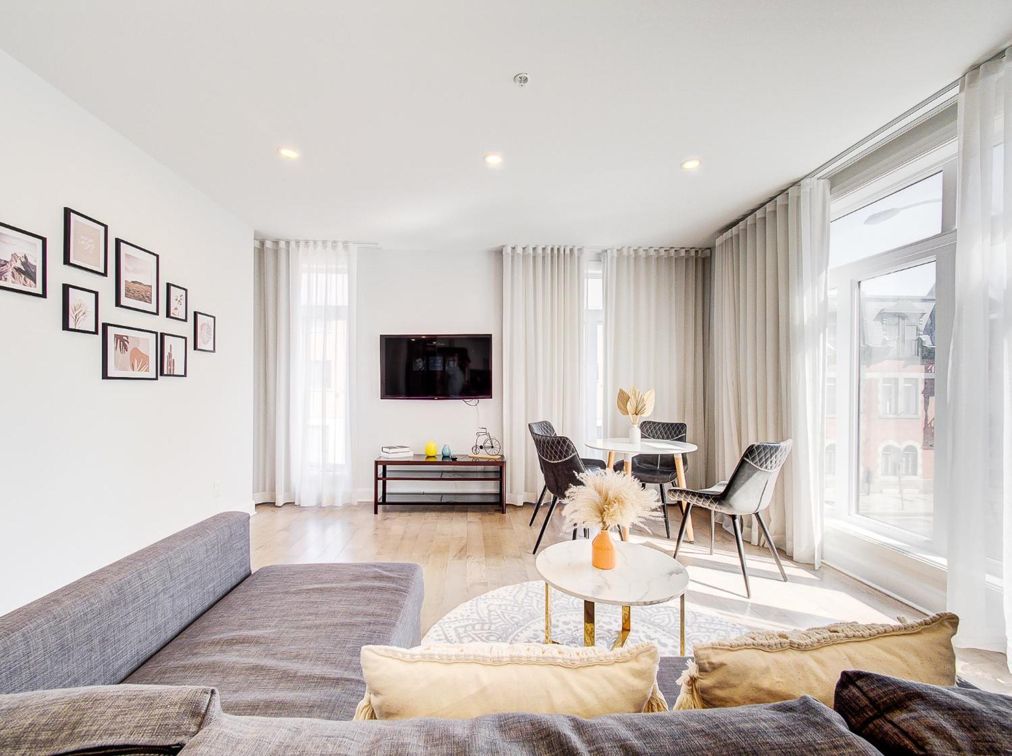 Glamorous 2-bedroom In Downtown 206 *